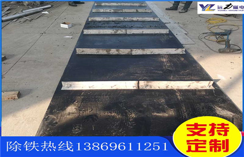 不銹鋼除鐵器皮帶廠家服務(wù)湖南皮帶懸掛式除鐵器，除鐵器卸鐵皮帶主要是安裝在各個型號的電磁、永磁自卸式除鐵器上，當(dāng)輸料皮帶上的散狀物料經(jīng)過自卸除鐵器底部時，混雜在物料中的鐵磁性雜質(zhì)在除鐵器磁芯強大的磁場力作用下被吸附到除鐵器卸鐵皮帶上，由不停運轉(zhuǎn)的卸鐵皮帶將吸附住的鐵雜質(zhì)刮出，卸進集鐵箱，從而達到自動連續(xù)除鐵的目的。無需人工清理，實現(xiàn)了自動化除鐵。  一、不銹鋼除鐵器皮帶廠家服務(wù)湖南皮帶懸掛式除鐵器選型指南：  1.提供卸鐵皮帶準確的帶寬、周長及厚度。  2.了解清楚所需卸鐵皮帶為一次性成型的環(huán)帶還是帶接頭式的，其次確認卸鐵刮板為膠條一體式刮板還是不銹鋼刮板。  注：一般情況下，除鐵器生產(chǎn)廠家在生產(chǎn)除鐵器時用的是一次性成型的環(huán)帶，但用戶在后期更換時，一次性成型的環(huán)帶不方便更換及安裝，需將除鐵器大拆大卸，套上卸鐵皮帶之后，然后重新組裝，更換非常麻煩。帶接頭式的卸鐵皮帶就很大程度上解決了這一問題，省去了拆裝除鐵器的過程，只需要將皮帶安裝之后在接頭處對接即可,省時省力，結(jié)實耐用。  二、不銹鋼除鐵器皮帶廠家服務(wù)湖南皮帶懸掛式除鐵器  除鐵器接通電源后，勵磁系統(tǒng)產(chǎn)生強大的磁場，當(dāng)輸送機械上的散狀物料經(jīng)過除鐵器下方時，混雜在物料中的鐵磁性雜物，在除鐵器磁場力作用下被不斷吸起(鐵磁性雜物重量為0.1-25kg)，吸附在除鐵器下表面上，當(dāng)需要除去吸附在除鐵器上的鐵磁性雜物時，可將除鐵器移至集鐵箱上方，切斷勵磁電源設(shè)備磁場消失，鐵磁性雜物在重力作用下掉入集鐵箱中。