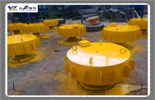 江西RCDC-8電磁除鐵器原理生產(chǎn)廠家_選型_河北江西RCDC-8電磁除鐵器原理生產(chǎn)廠家工作原理_價格，RCDC系列風(fēng)冷自卸式電磁除鐵器，是在RCDA系列風(fēng)冷懸掛式電磁除鐵器的基礎(chǔ)上增加了驅(qū)動電機、滾筒、帶刮板的卸鐵膠帶等組成的卸鐵機構(gòu)。在工作過程中卸鐵機構(gòu)自動將卸鐵皮帶上吸附的鐵磁性物質(zhì)拋到除鐵器以外的集鐵箱內(nèi)，無需停電人工清理，實現(xiàn)了除鐵自動化。  一、江西RCDC-8電磁除鐵器原理生產(chǎn)廠家_選型_河北江西RCDC-8電磁除鐵器原理生產(chǎn)廠家工作原理_價格  1、在鋼鐵廠、水泥廠、多用于礦渣除鐵和保護(hù)輥壓機、立磨、破碎機等重要設(shè)備。  2、計算機模擬設(shè)計。  3、結(jié)構(gòu)簡單，易維護(hù)。  4、磁場強、功率大、磁透深度大。  5、采用軸流風(fēng)機散熱線效果良好，電磁線圈溫升低。  6、用于輸送膠帶上任何物料的除鐵，對各種型號的破碎機、磨機等設(shè)備起著可靠的保護(hù)作用。
