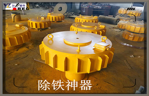 遼寧電磁除鐵器廠家品牌云南電磁除鐵器品牌工作原理及內(nèi)部結(jié)構(gòu)，該系列產(chǎn)品由于采用計算機輔助設(shè)計優(yōu)化改進了產(chǎn)品結(jié)構(gòu)，其技術(shù)參數(shù)達到了國外產(chǎn)品的先進水平。注：CF表示銅芯繞組，RCDB-800干式電磁除鐵器，CFL表示鋁芯繞組?！CDD系列干式自卸式電磁除鐵器是一種用于自動清除粉狀或塊狀非磁性物料中的雜鐵的除鐵裝置。其內(nèi)部采用電工***樹脂澆注，自冷式全密封結(jié)構(gòu)。具有透磁深度大、吸力強、防塵、防雨、耐腐蝕等優(yōu)點，在極其惡劣的環(huán)境中仍能可靠運行。  一、遼寧電磁除鐵器廠家品牌云南電磁除鐵器品牌工作原理及內(nèi)部結(jié)構(gòu)  1、直流的NI是不變的，是恒磁動勢，吸力F與間隙δ的平方成反比。  2、交流磁鏈ψ(磁通φ與線圈的一些匝數(shù)相交鏈ψ=Nφ)近似常數(shù)，是恒磁鏈磁路，自卸式電磁除鐵器，吸力F與間隙δ關(guān)系不大。只是漏磁隨間隙δ的增加而增加，故間隙δ增大F減小。   3、直流螺管式電磁鐵中可獲得邊平坦的吸力特性。  4、導磁材料：直流整塊軟鋼或工程純鐵，交流用硅鋼片沖制疊鉚而成。   5、鐵心形狀：直流為圓柱形，交流為矩形或圓形。   6、鐵心分磁環(huán)：直流無，交流有。  7、線圈外形：直流細而高，交流短而粗。  8、振動情況：直流工作平穩(wěn)無振動，交流有振動和噪音。   9、交流電磁鐵比較重，除鐵器，而且它的吸力特性不如直流電磁鐵。